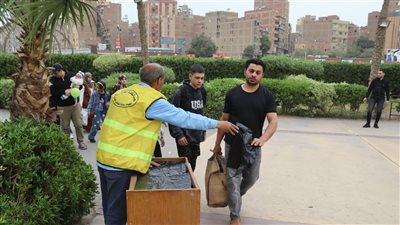 محافظة الجيزة توزّع أكياسًا بلاستيكية مجانًا على روّاد الحدائق والمتنزهات لجمع المخلفات