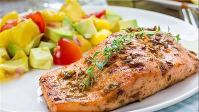 سلطة السلمون المشوي والبطاطس.. خيار صحي بمذاق شهي ومغذي