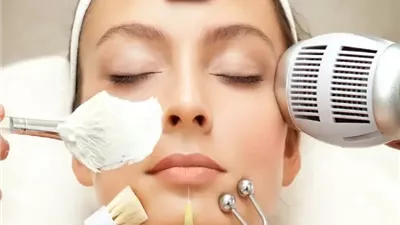 خبراء يحذرون.. مخاطر خفية وراء منتجات العناية بالبشرة الرائجة