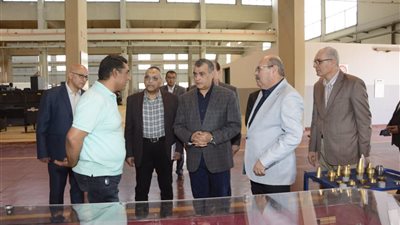    وزير الدولة للإنتاج الحربي يتابع سير العملية الإنتاجية بشركتي (مصنع 18و300 الحربي )