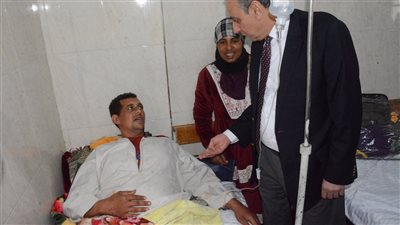 محافظ الغربية يطمئن على المرضى بمستشفى جامعة طنطا
