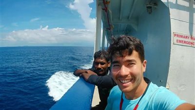 اخترق عادات القبيلة الأكثر خطورة في العالم.. سائح أمريكي ينجو من الموت لهذا السبب