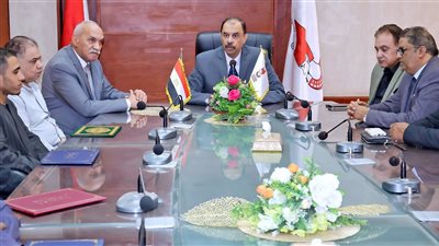 محافظ سوهاج يكرم 11 مواطنًا من أهالي 