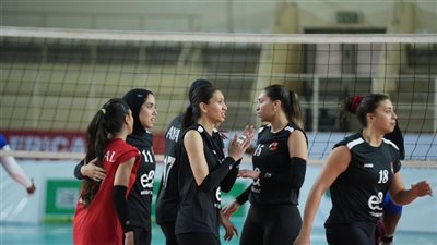 سيدات الأهلي يفوزن على بطل الكونغو في بطولة إفريقيا للطائرة