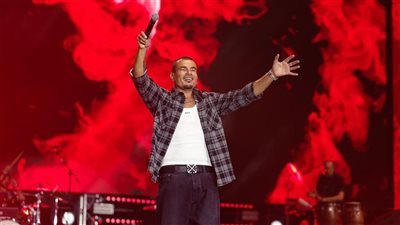 عمرو دياب يتألق في حفل أبوظبي وسط أضخم حضور جماهيري.. صور 