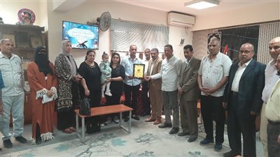 تعليم نجع حمادي يهدي درع الإدارة لأسرة الراحلة ابتسام نصيف تكريما لها    