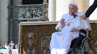 البابا فرانسيس يُسجل حضوره العلني الأول بعد الوعكة الصحية