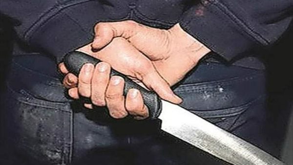 مريض نفسي يطعن ميكانيكيا في صدره بالوراق وينجو من الموت بأعجوبة