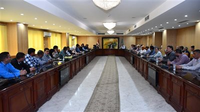 محافظ الفيوم يناقش خطة ومستهدفات العمل للجان استغلال أراضي الدولة المستردة 