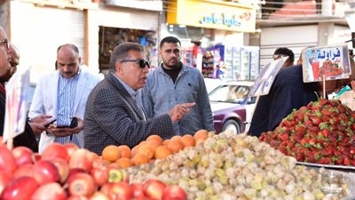 لعدم الالتزام بالأسعار .. محافظ الدقهلية يأمر بغلق  منفذ “طيرة” للخضروات 