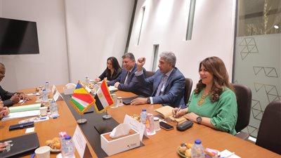 وزير السياحة يبحث مع نظيره بسيشل أوجه تعزيز سبل التعاون بين البلدين