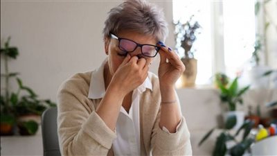 ما الذي يسبب التشنجات العصبية عند الأطفال والبالغين؟