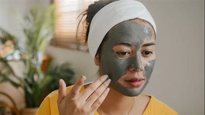 أقنعة الطين.. علاج طبيعي للبشرة لجمال مشرق وصحة مثالية