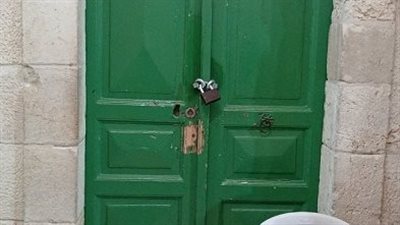 الاحتلال الإسرائيلي يوصد جميع أبواب غرف الحرم الإبراهيمي بالأقفال 