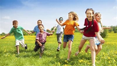 5 فوائد للعب الأطفال في الطبيعة والابتعاد عن الشاشات