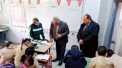 وكيل تعليم الفيوم يتابع البرنامج العلاجي في القراءة والكتابة بمدرسة فارس