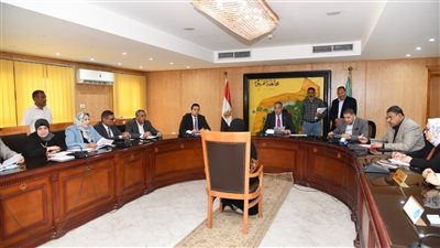 محافظ الفيوم يوجه بتوفير فرص عمل ومشروعات تنموية للأسر الفقيرة 