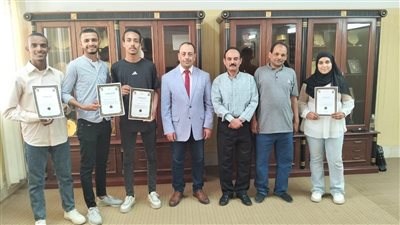 عميد كلية الحقوق بقنا يكرم الفريق الفائز بالمركز الأول في دوري المعلومات