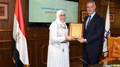 الطيار أحمد عادل يكرّم سماء الدغيدى تقديرًا لمسيرتها المشرفة بمصر للطيران 