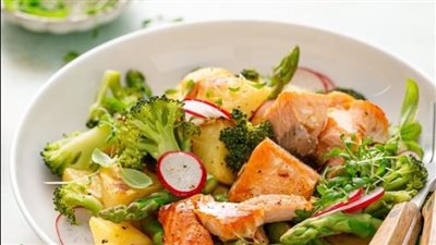 سلطة السلمون المشوي والبطاطس.. وجبه صحية متوازنة