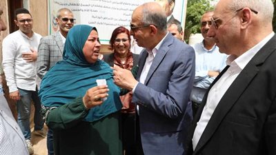 محافظ المنيا يمنح شقة سكنية لسيدة في مغاغة 