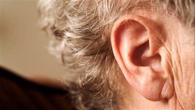 دراسة جديدة: ضعف السمع يزيد خطر الوفاة بهذه الإصابة 