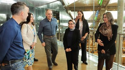 رئيس هيئة الأركان البحرية اليوناني في زيارة لمكتبة الإسكندرية