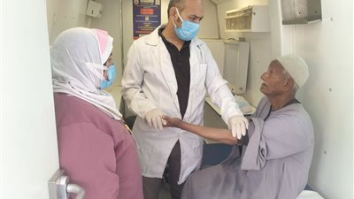 خدمات صحية لــ 1071 مواطن في قافلة طبية مجانية بالمنيا