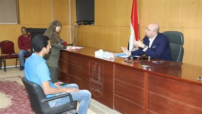 محافظ بني سويف يوجه بتقديم مساعدات مالية عاجلة لأسرتين