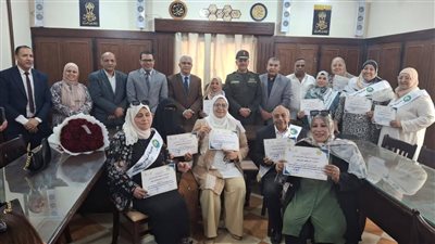 وكيل تعليم الإسماعيلية يُكرِّم الأمهات المثاليات والأب المثالي