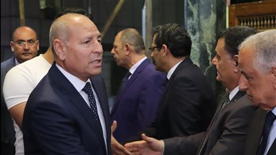 محافظ القاهرة يقدم واجب العزاء في شقيقة نقيب الصحفيين بمسجد عمر مكرم