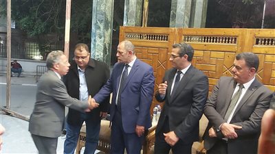 نقيب الأطباء يقدم واجب العزاء في شقيقة خالد البلشي.. صور