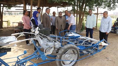 إمداد جامعة قنا بآلة حصاد قمح متطورة لخدمة الأبحاث 