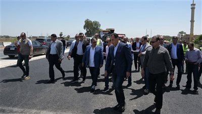 مدبولي يتفقد أعمال مشروع ازدواج طريق أسيوط ديروط الزراعي