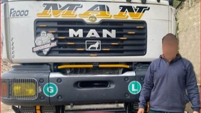 الأحجار تتساقط منها على الطريق.. ضبط قائد سيارة عرض حياة المواطنين للخطر 