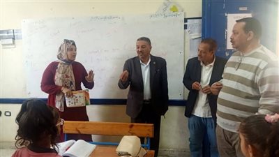 مدير تعليمية نجع حمادي يتابع سير الدراسة بمدرسة اللواء سمير الرسمية للغات