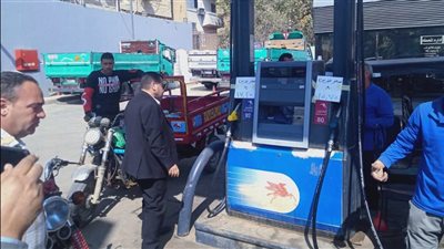 الارتباك يسيطر على مواقف السيارات بالفيوم والأجرة على مزاج السائقين 