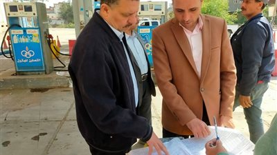 رئيس مدينة المحمودية يتفقد محطات الوقود والمواقف لمتابعة تطبيق التعريفة