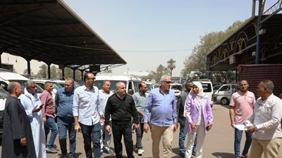 سكرتير أسوان يتابع إلتزام السائقين بتطبيق التعريفة الجديدة 