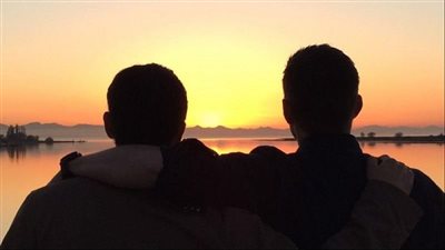 الصحبة الصالحة طريق النجاة.. كيف تؤثر عليك سلبًا أو إيجابًا