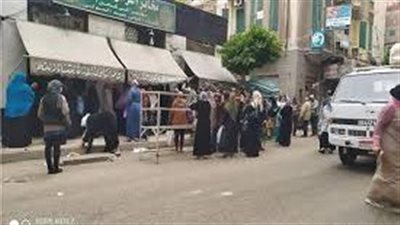 زحام بمخابز الإسكندرية بعد شائعة برفع سعر رغيف الخبز المدعم 