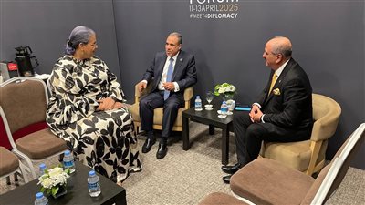 وزير الخارجية يعقد لقاءً في أنطاليا مع نظيره التونسي والمبعوثة الأممية إلى ليبيا