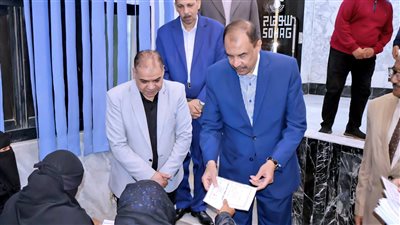 محافظ سوهاج يسلم 100 كفالة للأسر الأولى بالرعاية