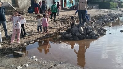 حياة 850 ألف نسمة وركاب قطار الفيوم الواسطى في خطر بسبب مياه عزبة الصفيح