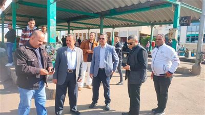رئيس مدينة المحمودية يتفقد مجمع مواقف السيارات للالتزام بخطوط السير والتعريفة الجديدة