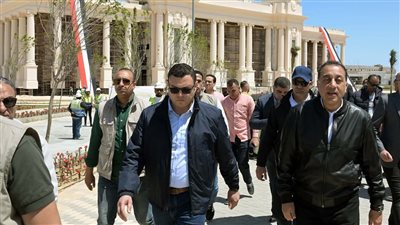 رئيس الوزراء يتفقد 