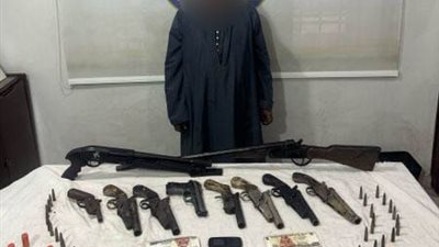 تخصص في الاتجار بالأسلحة النارية.. الأمن يضبط عنصر إجرامي بالبحيرة