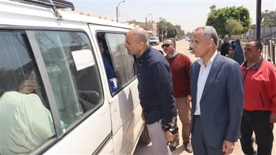 سكرتير بني سويف يتابع انتظام المواقف عقب زيادة أسعار الوقود 