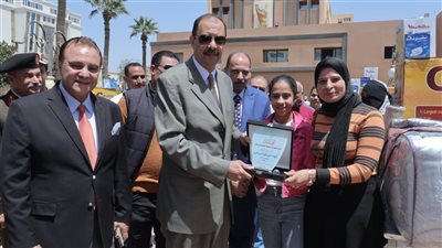 محافظ سوهاج يواصل توزيع أجهزة العرائس ويسلم 25 جهازًا للفتيات الأولى بالرعاية