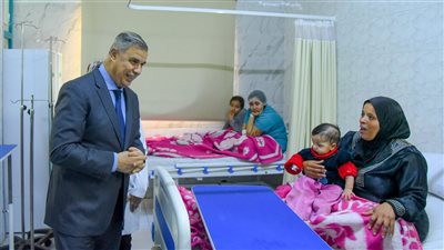 محافظ الإسكندرية يطمئن على الحالة الصحية للأطفال الثلاثة الذين تم انقاذهم من العقار المنهار باللبان